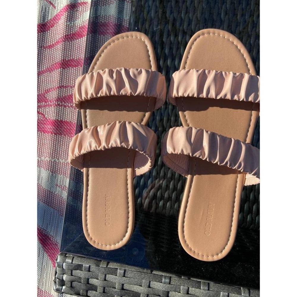 Beautiful Old Navy Light Blush Colored Ruched Sandals Size 9 NWOT - Picture 2 of 4